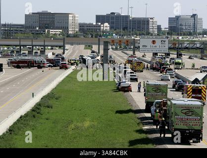 11. April 2013 - Irving, TX, USA - am Donnerstagmorgen, 11. April 2013, verunglücken lokale Beamte, Bezirke und Bundesstaaten am George Bush Hwy in Irving, Texas. (Kreditbild: © Bob Booth/MCT/ZUMAPRESS.com) Stockfoto