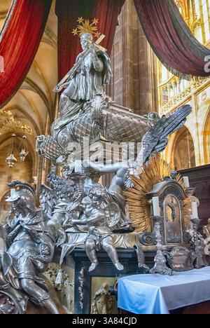 PRAG - 11. MAI 2024: Silbernes Grab des heiligen Johannes von Nepomuk in der St. Veit Kathedrale in Prag, Tschechische Republik Stockfoto