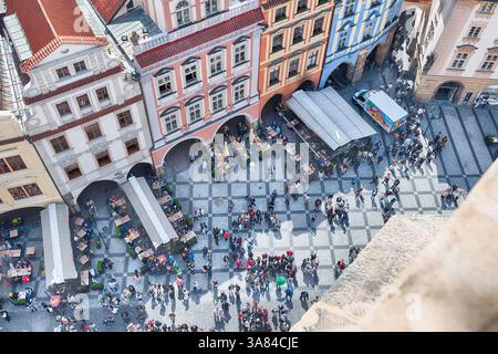 PRAG - 10. MAI 2024: Touristen wandern auf dem Altstadtplatz in Prag, Tschechien, mit seinen kopfsteingepflasterten Straßen und farbenfrohen Gebäuden Stockfoto