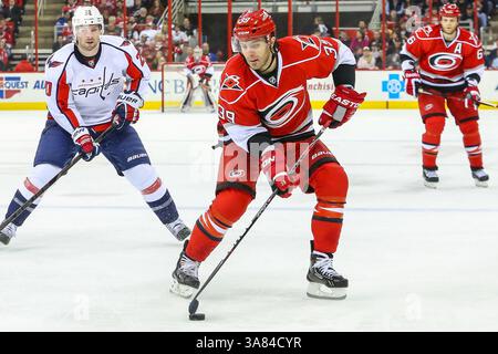 April 2013: Raleigh, North Carolina, USA S - Carolina Hurricanes Right Wing PATRICK DWYER (39) und Washington Capitals Right Wing TROY BROUWER (20) während des NHL-Spiels zwischen den Washington Capitals und den Carolina Hurricanes in der PNC Arena. Die Washington Capitals besiegten die Carolina Hurricanes mit 5:3. (Bild: © Andy Martin Jr./ZUMAPRESS.com) Stockfoto