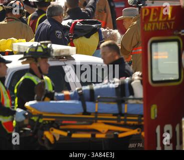 11. April 2013 - Irving, TX, USA - Ersthelfer fahren zwei Senioren zu wartenden Krankenwagen, nachdem sie und mehrere andere an Bord eines Charterbusses waren, der am Donnerstag, den 11. April 2013 auf dem George Bush Highway in Irving, Texas, auf seiner Seite umkippte. (Bild: © Tom Fox/MCT/ZUMAPRESS.com) Stockfoto