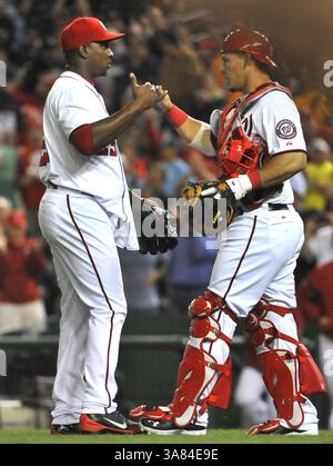 11. April 2013 – Washington, DC, USA – der Washington Nationals Pitcher Rafael Soriano, links, feiert mit dem Fänger Wilson Ramos, nachdem er 7-4 am Donnerstag, den 11. April 2013, den Sieg über die Chicago White Sox im Nationals Park in Washington, D.C. beendet hat. (Kreditbild: © Mark Gail/MCT/ZUMAPRESS.com) Stockfoto