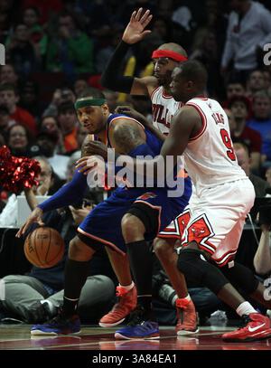 11. April 2013: Chicago, IL, USA – die Chicago Bulls’ Luol Deng, rechts, und Richard Hamilton, die New York Knicks’ Carmelo Anthony, links, im zweiten Quartal im United Center in Chicago, Illinois, am Donnerstag, den 11. April 2013. (Kreditbild: © Scott Strazzante/MCT/ZUMAPRESS.com) Stockfoto