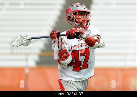 13. April 2013 – Syracuse, New York, USA – 13. April 2013: Der Angreifer Scott Bieda #47 der Rutgers Scarlet Knights wird während des zweiten Viertels eines NCAA Lacrosse Spiels zwischen den Rutgers Scarlet Knights und den Syracuse Orange im Carrier Dome in Syracuse, New York, bestehen. Syracuse gewann das Spiel 12:11. (Bild: © Rich Barnes/Cal Sport Media/ZUMAPRESS.com) Stockfoto