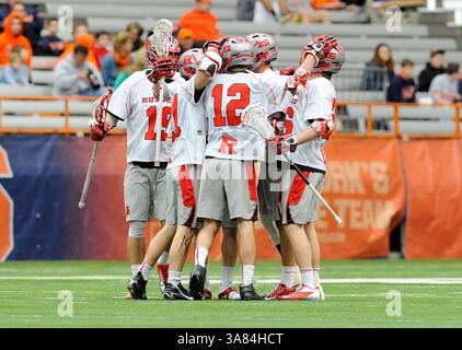 13. April 2013 – Syracuse, New York, USA – 13. April 2013: Spieler der Rutgers Scarlet Knights feiern im ersten Quartal eines NCAA Lacrosse-Spiels zwischen den Rutgers Scarlet Knights und den Syracuse Orange im Carrier Dome in Syracuse, New York. Syracuse gewann das Spiel 12:11. (Bild: © Rich Barnes/Cal Sport Media/ZUMAPRESS.com) Stockfoto