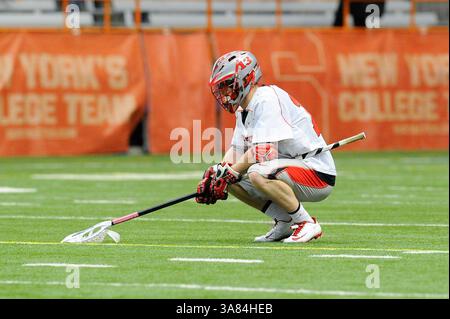 13. April 2013: Syracuse, New York, USA - 13. April 2013: Andrew Parrilla #13, Verteidiger der Rutgers Scarlet Knights, reagiert auf ein NCAA Lacrosse Spiel zwischen den Rutgers Scarlet Knights und den Syracuse Orange im Carrier Dome in Syracuse, New York. Syracuse gewann das Spiel 12:11. (Bild: © Rich Barnes/Cal Sport Media/ZUMAPRESS.com) Stockfoto