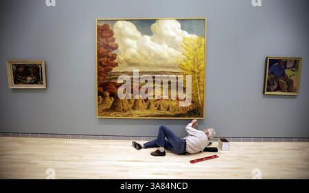 27. März 2013: West Bend, WI, USA – August Peter, Täter und Ausstellungsdesigner, arbeitet an der Fertigstellung eines Gemäldes von John Steuart Curry Oil on Canvas, das vom Chazen Museum in der UW Madison geliehen wurde. Die Arbeiten wurden am 27. März 2013 im Museum of Wisconsin Art in West Bend an der Veterans Avenue durchgeführt. (Bild: © Mike de Sisti/MCT/ZUMAPRESS.com) Stockfoto