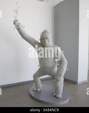 27. März 2013 – West Bend, WI, USA – Ein Werk mit dem Titel Constellation Gorilla, 2011, bestehend aus Glas und Beton, des Madison-Künstlers Steve Feren, wird am 27. März 2013 im Eingang der Main Temporary Exhibition Gallery im Museum of Wisconsin Art in West Bend an der Veterans Avenue gesehen. (Bild: © Mike de Sisti/MCT/ZUMAPRESS.com) Stockfoto