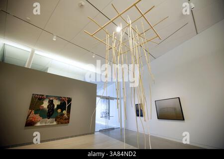 27. März 2013 – West Bend, WI, USA – Ein Werk mit dem Titel Thunder, 2010 Made with Willow, wurde von Truman Lowe (* Black River Falls, 1944) erstellt und ist eine Sammlung von Maureen & E.B. Smith Jr., die in der Contemporary Gallery im Museum of Wisconsin Art in West Bend an der Veterans Avenue, 27. März 2013 zu sehen ist. (Bild: © Mike de Sisti/MCT/ZUMAPRESS.com) Stockfoto