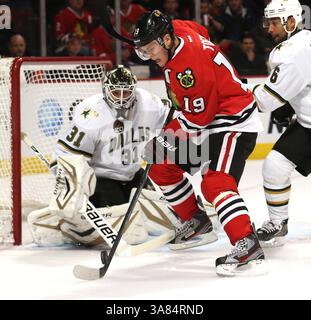 15. April 2013: Chicago, Illinois, USA – Chicago Blackhawks Center JONATHAN TOEWS, Mitte, Angriff auf Dallas Stars Torwart RICHARD BACHMAN, links, am United Center. (Bild: © Nuccio Dinuzzo/MCT/ZUMAPRESS.com) Stockfoto