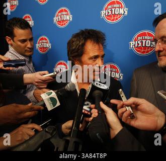 16. April 2013 – Tom Gores, Besitzer der Detroit Pistons, spricht mit Reportern über seine Pläne für das Team im Palace of Auburn Hills in Auburn Hills, Michigan, Montag, 15. April 2013. (Bild: © Kirthmon F. Dozier/MCT/ZUMAPRESS.com) Stockfoto