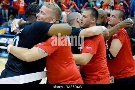 15. Mai 2013: Marinekorps und verwundete Krieger der Armee gratulieren einander nach dem Meisterschaftsspiel während der Warrior Games 2013 in der United States Air Force Academy in Colorado Springs. Mehr als 260 verletzte und behinderte Soldaten haben sich vom 11. Bis 16. Mai in Colorado Springs versammelt, um an sieben Sportarten teilzunehmen. Alle Zweige des Militärs sind vertreten, einschließlich Special Operations und Mitglieder der britischen Streitkräfte. (Bild: © Larry Clouse/Cal Sport Media/ZUMAPRESS.com) Stockfoto