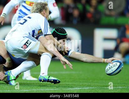 17. Mai 2013 - Melbourne, Victoria, Australien - HUGH PYLE von den Rebellen streckt sich aus, um im 14. Runde Spiel zwischen den Rebellen und den Stormers während der Super XV Saison 2013 im AAMI Park einen Versuch zu erzielen (Foto: © Theo Karanikos/ZUMAPRESS.com) Stockfoto