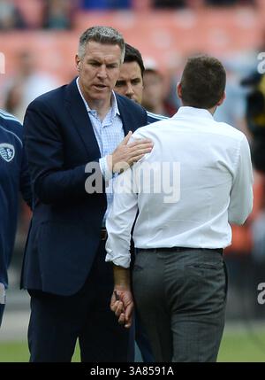 8. Mai 2013: Washington, DC, USA – Sporting KC-Cheftrainer Peter Vermes, links, und D.C. United-Cheftrainer Ben Olsen treffen sich nach einem 1-1er-Spiel im RFK-Stadion in Washington, D.C. am Sonntag, den 19. Mai 2013. (Kreditbild: © Chuck Myers/MCT/ZUMAPRESS.com) Stockfoto