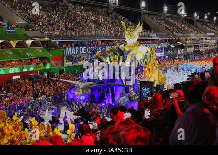Sambadrome Parade, Rio de Janeiro, Brasilien - Karnevalswagen und Tänzer der Samba-Schule, die beim jährlichen Karnevalswettbewerb parieren Stockfoto