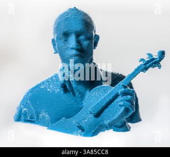 19. April 2013 – Chicago, IL, USA – USA – Tribune-Reporter Mugambi Mutegi besucht einen 3D-Drucker und wird Zeuge seines Abbildes in blauem Plastik. (Kreditbild: © Bill Hogan/MCT/ZUMAPRESS.com) Stockfoto