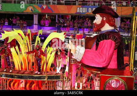 Sambadrome Parade, Rio de Janeiro, Brasilien - Tänzer in bunten Kostümen auf einem Samba-Schulwagen, der im jährlichen Karnevalswettbewerb stattfindet Stockfoto