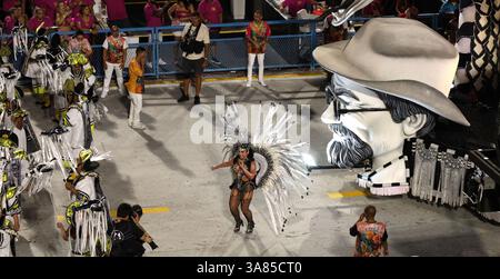 Sambadrome Parade, Rio de Janeiro, Brasilien: Die Tänzerin der Samba-Schule wird vor dem Wagen beim jährlichen Karnevalswettbewerb fotografiert Stockfoto