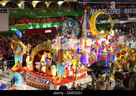 Sambadrome Parade, Rio de Janeiro, Brasilien - Tänzer auf einem Karnevalswagen der Samba-Schule, der im jährlichen Karnevalswettbewerb stattfindet Stockfoto