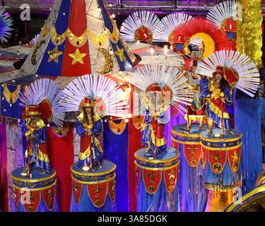 Sambadrome Parade, Rio de Janeiro, Brasilien - Tänzerinnen in bunten Kostümen auf der Samba-Schule treiben im jährlichen Karnevalswettbewerb Stockfoto