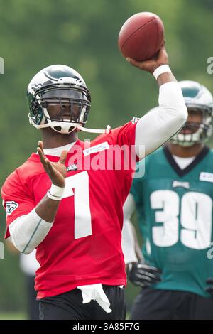 20. Mai 2013: Philadelphia Eagles Quarterback Michael Vick (7) wirft den Ball während der Philadelphia Eagles OTA im NovaCare Complex in Philadelphia, Pennsylvania. (Bild: © Chris Szagola/Cal Sport Media/ZUMAPRESS.com) Stockfoto