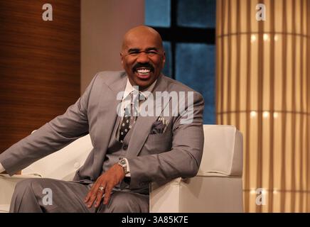 23. April 2013 – Chicago, IL, USA – Steve Harvey spricht mit dem Publikum während einer Aufnahme seiner Show in Chicago, Illinois, am 23. April 2013. (Kreditbild: © Antonio Perez/MCT/ZUMAPRESS.com) Stockfoto