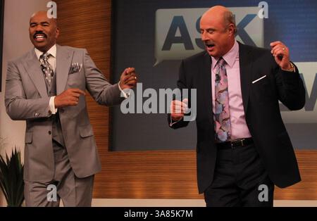 23. April 2013: Chicago, IL, USA: Steve Harvey, links, tanzt mit Dr. Phil während einer Aufnahme von Harveys Show in Chicago, Illinois, am 23. April 2013. (Kreditbild: © Antonio Perez/MCT/ZUMAPRESS.com) Stockfoto