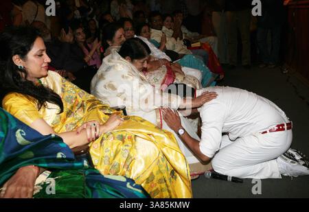 MUMBAI, INDIEN â€“ 24. APRIL: Sängerin Lata Mangeshkar und Sonu Nigam beim Deenanath Smruti Pratishthan in Mumbai am 24. April 2013. (Foto: Milind Shelte/India Today Group) *** Lokaler Bildtitel *** Lata Mangeshkar;Sonu Nigam (Kreditbild: © India Today/ZUMAPRESS.com) Stockfoto