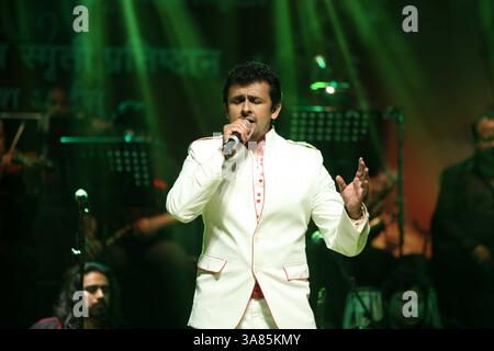 MUMBAI, INDIEN â€“ 24. APRIL: Sänger Sonu Nigam tritt am 24. April 2013 im Deenanath Smruti Pratishthan in Mumbai auf. (Foto: Milind Shelte/India Today Group) *** Lokale Bildunterschrift *** Sonu Nigam (Kreditbild: © India Today/ZUMAPRESS.com) Stockfoto