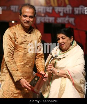 MUMBAI, INDIEN â€“ 24. APRIL: Sängerin Lata Mangeshkar überreicht Sängerin Suresh Wadkar am 24. April 2013 beim Deenanath Smruti Pratishthan in Mumbai. (Foto: Milind Shelte/India Today Group) *** lokaler Bildtitel *** Lata Mangeshkar;Suresh Wadkar (Foto: © India Today/ZUMAPRESS.com) Stockfoto