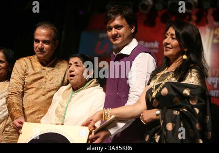 MUMBAI, INDIEN â€“ 24. APRIL: Sänger Suresh Wadkar, Sängerin Lata Mangeshkar, Schauspieler Sunil Barve und Schauspieler Vandana Gupte am 24. April 2013 im Deenanath Smruti Pratishthan in Mumbai. (Foto: Milind Shelte/India Today Group) *** lokaler Bildtitel *** Suresh Wadkar;Lata Mangeshkar;Sunil Barve;Vandana Gupte (Foto: © India Today/ZUMAPRESS.com) Stockfoto