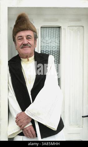 Vrancea County, Rumänien, ca. 1995. Ein einheimischer Mann trägt die traditionelle Tracht. Stockfoto