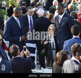 25. April 2013 - Dallas, TX, USA - Ein Gast posiert für ein Foto mit dem ehemaligen NBA-Basketballstar Houston Rockets' Dikembe Mutombo, vor der Einweihungszeremonie für das neue George W. Bush Presidential Center in Dallas, Texas, Donnerstag, 25. April 2013. (Bild: © Paul Moseley/MCT/ZUMAPRESS.com) Stockfoto