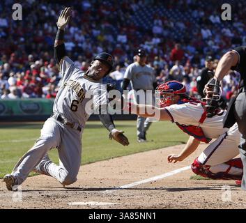 25. April 2013: Philadelphia, Pennsylvania, USA: STARLING MARTE von Pittsburgh Pirates, links, vermeidet die Markierung von ERIK KRATZ von Philadelphia Phillies, rechts, während des 8. Inning im Citizens Bank Park. (Bild: © David Maialetti/MCT/ZUMAPRESS.com) Stockfoto
