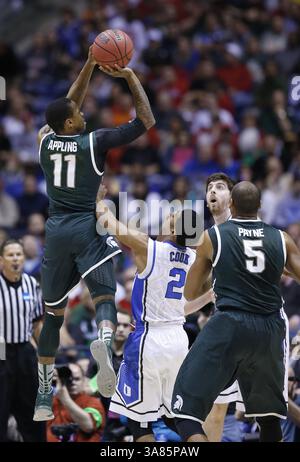 26. März 2013: Indianapolis, IN, USA – die Michigan State Guard Keith Appling (11) schießt am Freitag, 29. März 2013, IN Indianapolis, Indiana, IN der ersten Halbzeit gegen Duke Guard Quinn Cook (2). (Sam Riche/MCT) in der vierten Runde der NCAA am Freitag, den 29. März 2013, in Indianapolis, Indiana. (Bild: © Sam Riche/MCT/ZUMAPRESS.com) Stockfoto