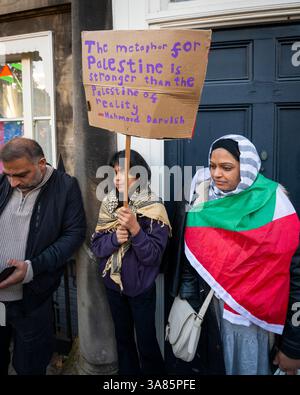 Mädchen mit pro-palästinensischem Banner bei der Demonstration des Freien Palästinas gegen Israels Bombardierung von Gaza in London Stockfoto