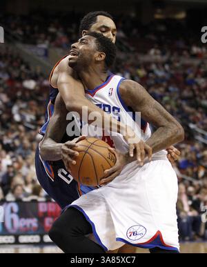 30. März 2013 - Philadelphia, PA, USA - der Dorell Wright der Philadelphia 76ers wird am Samstag, den 30. März 2013 im Wells Fargo Center in Philadelphia, Pennsylvania, im ersten Quartal gegen Gerald Henderson von Charlotte Bobcats ausgetragen. (Kreditbild: © Yong Kim/MCT/ZUMAPRESS.com) Stockfoto