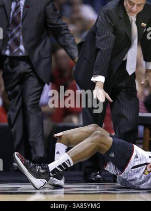 31. März 2013 - Indianapolis, IN, USA - HINWEIS: DAS BILD ENTHÄLT GRAFIKINHALTE.***.. Louisville-Teammitglieder und Cheftrainer Rick Pitino stürzen sich von der Bank, als der Wärter Kevin Ware (5) bei einem grausamen Unfall sein rechtes Bein bricht, nachdem er versucht hatte, einen Schuss in der ersten Halbzeit im NCAA-Regionalfinalspiel am Sonntag, den 31. März 2013, in Indianapolis, Indiana, zu blockieren. Louisville gewann das Spiel 85:63. Er wurde vom Boden auf einer Liege ins IU Health Methodist Hospital in Indianapolis gebracht. (Sam Riche/MCT) im NCAA-Regionalfinalspiel am Sonntag, den 31. März 2013, in Indianapolis, Indien Stockfoto