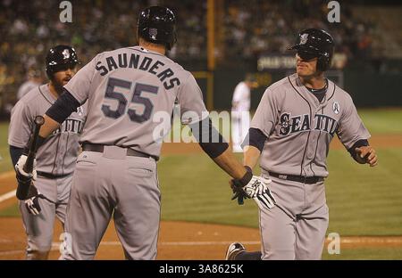 1. April 2013: Oakland, CA, USA - Michael Saunders der Seattle Mariners (55) feiert mit Teamkollege Brendan Ryan, der am Montag, 1. April 2013, im O.Co Coliseum in Oakland, Kalifornien, im fünften Inning gegen die Oakland Athletics einen Lauf erzielt. (Kreditbild: © Aric Crabb/MCT/ZUMAPRESS.com) Stockfoto