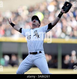 1. April 2013 – Chicago, IL, USA – Gordon Beckham von Chicago White Sox ruft am Montag, 1. April 2013, zu einem Pop-up von Mike Moustakas von Kansas City Royals auf. (Kreditbild: © Scott Strazzante/MCT/ZUMAPRESS.com) Stockfoto