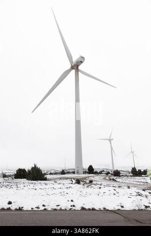 Windkraftanlage mit Schnee und Nebel Stockfoto