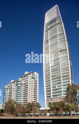 Zypern, Limassol (Lemesos), Strand und moderne Hochhäuser Stockfoto