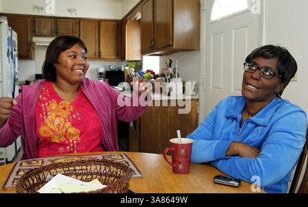 26. März 2013 – Greensboro, NC, USA – Laci Brown, Linda Brown, Linda Brown, Linda Brown Palmer, verlässt sich am 25. März 2013 in der Küche ihres Hauses in Greensboro, North Carolina. Laci war in und außerhalb von staatlichen und lokalen Krankenhäusern, einem Gruppenheim, einer staatlichen Sonderschule in Durham für geistig kranke Kinder und einer Wohnschule in Virginia für entwicklungsbehinderte Schüler. "ItÃªs war nur ein Zyklus, von dem an sie canÃªt zu Hause verwaltet wurde und was auch immer nach all den Kürzungen und Kürzungen und Kürzungen übrig ist", sagte Palmer. (Kreditbild: © Chris Seward/MCT/ZUMAPRESS.com) Stockfoto