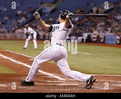 3. April 2013: St. Petersburg, FL, USA - der Tampa Bay Rays' Shelley Duncan beobachtet am Mittwoch, den 3. April 2013, den Flug seines drei-Lauf-Heimlaufs im sechsten Inning gegen die Baltimore Orioles im Tropicana Field in St. Petersburg, Florida. (Bild: © James Borchuck/MCT/ZUMAPRESS.com) Stockfoto