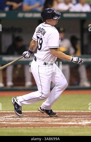 19. April 2013: St. Petersburg, FL, USA – Jose Lobaton der Tampa Bay Rays fährt am Freitag, den 19. April 2013 auf dem Tropicana Field in St. Petersburg, Florida, mit seinen Teamkollegen Sean Rodriguez und Shelley Duncan im ersten Inning gegen die Oakland Athletics. (Kreditbild: © Chris Zuppa/MCT/ZUMAPRESS.com) Stockfoto