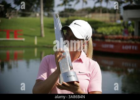 20. April 2013 – Kapolei, HI, USA – 20. April 2013: Suzann Petterson küsst die Trophäe, nachdem er 2013 die Lotte Championship gewonnen hatte, die J Golf im Ko Olina Golf Club präsentiert hatte. (Bild: © Michael Sullivan/Cal Sport Media/ZUMAPRESS.com) Stockfoto