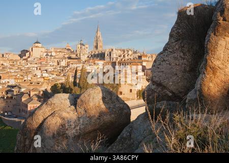 Toledo mit der Kathedrale und den Felsbrocken im Morgenlicht Stockfoto