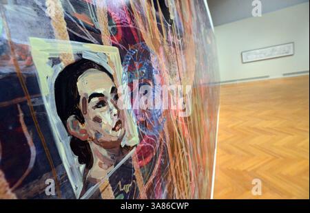 21. Januar 2013 - Oakland, CA, USA - Ein Selbstporträt von Hung Liu, aus Oakland, einer chinesisch-amerikanischen Künstlerin und Professor für Kunst am Mills College, ist Teil ihres Wandbildes „Music of the Great Earth II“ aus dem Jahr 2008 am Mills College in Oakland, Kalifornien, am 21. Januar 2013. (Kreditbild: © Doug Duran/MCT/ZUMAPRESS.com) Stockfoto