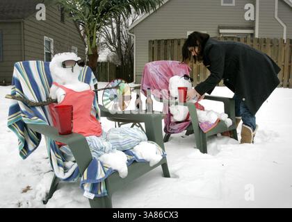6. Oktober 2012 – Overland Park, KS, USA – Jenny Tavernaro retuschiert ihre Schneeszene am Strand nach dem Auftauen am Sonntag in ihrem Garten in Overland Park, Kansas, Montag, 25. Februar 2013. Sie und ihr Bruder Blair Falconer, ebenfalls aus Overland Park, haben einen kleinen freundlichen Familienwettbewerb darüber, wer die beste Schneeshow machen kann. (Kreditbild: © Fred Blocher/MCT/ZUMAPRESS.com) Stockfoto