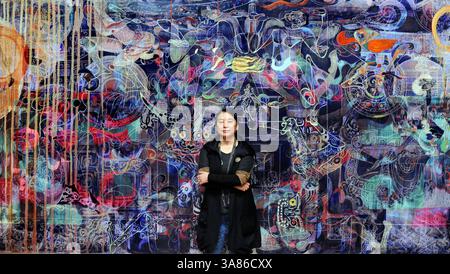 21. Januar 2013 – Oakland, CA, USA – Hung Liu, eine chinesisch-amerikanische Künstlerin und Kunstprofessorin am Mills College, steht am 21. Januar 2013 vor ihrem Wandbild „Music of the Great Earth II“ aus dem Jahr 2008 am Mills College in Oakland, Kalifornien. (Kreditbild: © Doug Duran/MCT/ZUMAPRESS.com) Stockfoto